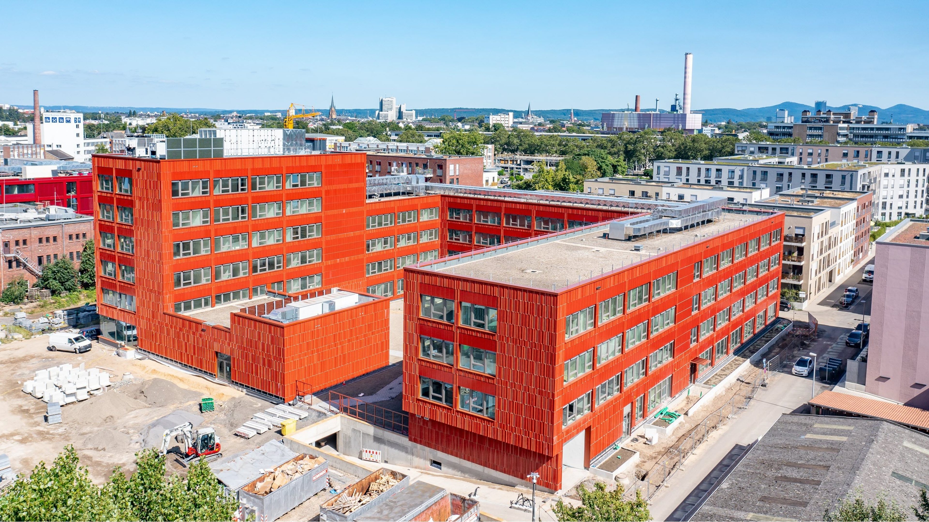 Le bâtiment « MI 2 » situé dans le nouveau quartier « West.side Office » à Bonn a tout l’air d’un projet de construction classique à l’architecture contemporaine. 